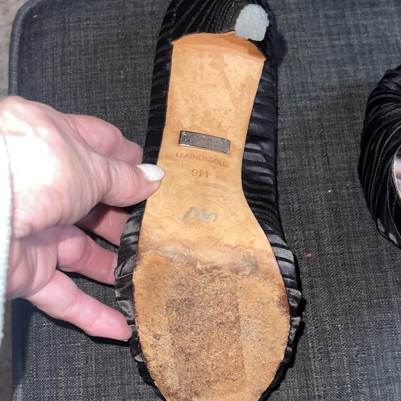 🔥 Luxury BM- Black Ryba Pleated Satin Heels Size 9-Designer Luxury Heels! - Picture 6 of 14